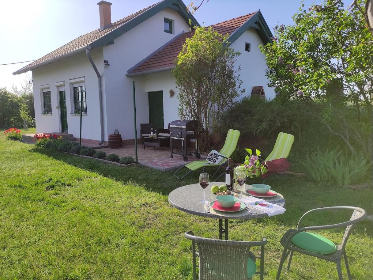 Szőlőhegyi házikó - Cottage in the vineyard Balatonszemes Exterior foto