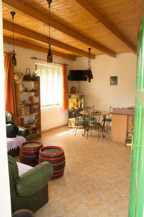 Szőlőhegyi házikó - Cottage in the vineyard Balatonszemes Exterior foto